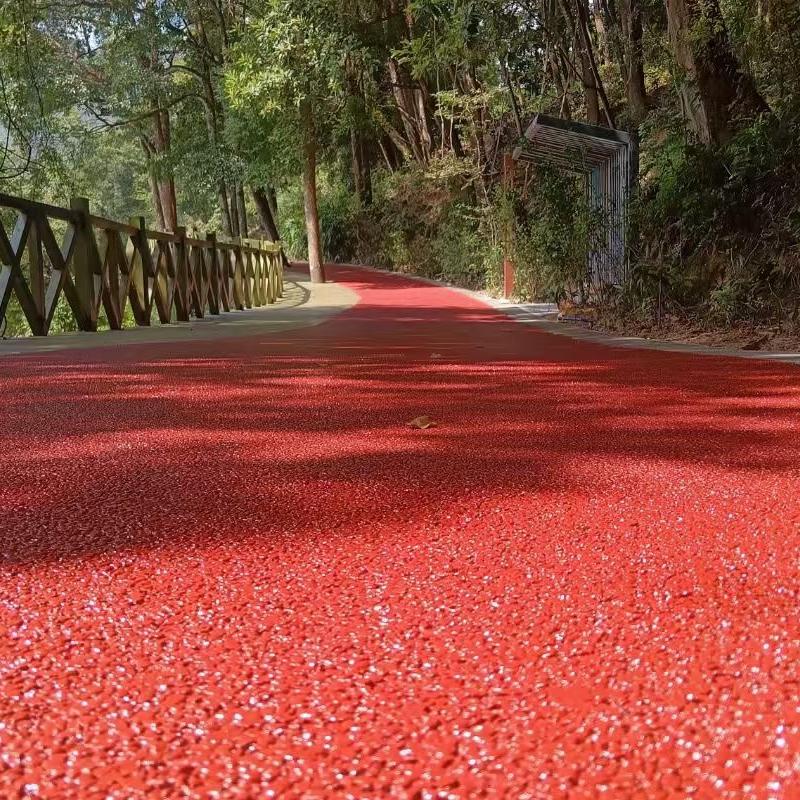 彩色沥青路面的施工工艺中，如何避免粘料的问题？